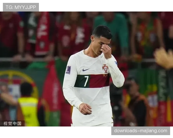 特写：维尼修斯伯纳乌展示第五座金球奖，致敬现场八万球迷